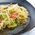 Ταϋλανδέζικη σαλάτα με παπάγια, φιστίκια και[...]