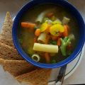Γρήγορη σούπα με λαχανικά και ζυμαρικά