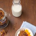 Granola με αμύγδαλα, πορτοκάλι και cranberries