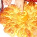 Brioche ψωμάκι-λουλούδι με μαρμελάδα ροδάκινο[...]