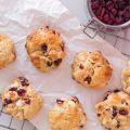 Scones με κομματάκια άσπρης σοκολάτας και μούρα