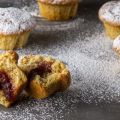 Γεμιστά muffins με μαρμελάδα δαμάσκηνο