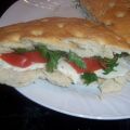 ΦΟΚΑΤΣΑ ΓΕΜΙΣΤΗ ΜΕ ΜΟZZARELLA ΚΑΙ ΝΤΟΜΑΤΑ