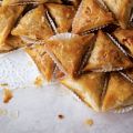 Τρίγωνα σιροπιαστά με γέμιση καρυδιού