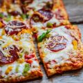 Πίτσα με πιπεριές και σαλάμι ή πεπερόνι