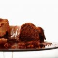 Υγρό κέικ σοκολάτας με γλάσο πραλίνας[...]