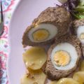 Ρολό κιμά γεμιστό με αυγά και φουρνιστές πατάτες