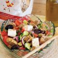 Ελληνική σαλάτα με κριθαροκουλουρίτσα