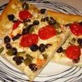 Μεσογειακή πίτσα με φέτα,ελιές και ντομάτα