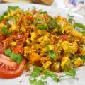 Vegan στραπατσάδα με τόφου και φρέσκες ντομάτες