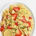 Σαλάτα με Farfalle φράουλες βασιλικός