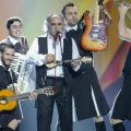 Bild: Ξετρελάθηκε με τον Αγάθωνα και τους Koza[...]