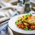 Φιλέτο λαβράκι με σάλτσα πιπεριάς Romesco και[...]