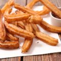 Τσούρος (Churros) με σάλτσα σοκολάτας