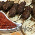 Κεμπάπ με σπιτική κέτσαπ σε πιτούλες