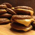 Μπισκότα σαν brownies, γεμιστά με καραμέλα