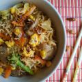 Noodles με λαχανικά και γλυκόξινη σάλτσα