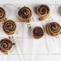 Μίνι cinnamon rolls σε ξυλάκι