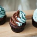Cupcakes σοκολάτας με δίχρωμη επικάλυψη